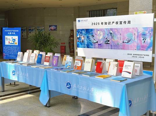 图片包含 室内, 天花板, 桌子, 房间 描述已自动生成