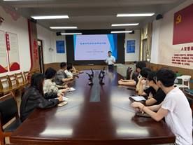 会议室里的人们 描述已自动生成