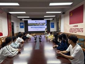 人们在房间里 中度可信度描述已自动生成